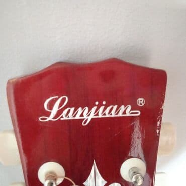 Гитары: Акустическая гитара шестиструнная отсутствует одна струна, но она — 3