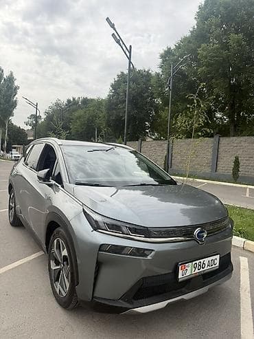 xpeng p7: Электромобиль GAC Aion V, кроссовер серого цвета. Ключевые — 1