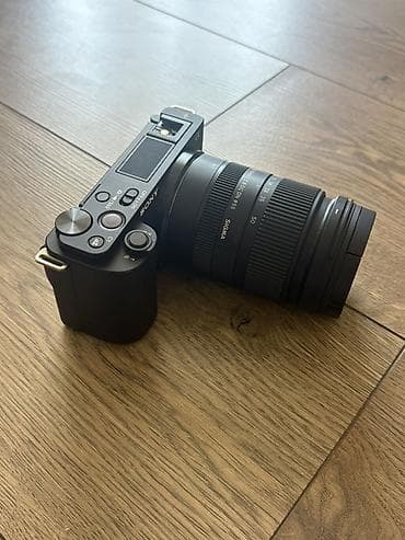 Беззеркальная камера Sony ZV‑E10 с объективом SIGMA 18–50mm F2.8 DC DN