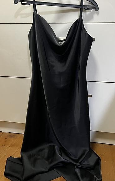 вечер: Черное платье-комбинация из атласной ткани. - Силуэт: прямой с легким — 3