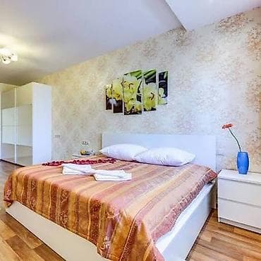 Стулья, табуретки: Двуспальная кровать с матрасом и прикроватной тумбой - Размер — 1