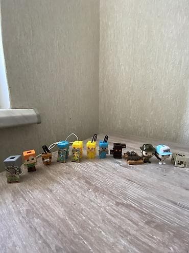буркер часы: Коллекция мини-фигурок и брелоков в стиле пиксель-арт. Kinder joy — 1