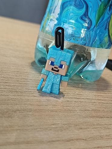 Продаю мини‑фигурку из коллекции Kinder "Minecraft". - Стив в броне на