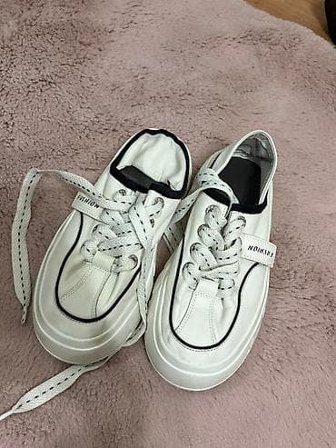 Женская обувь: Белые кеды с утолщенной подошвой - Модель: низкие кеды со шнуровкой - — 3