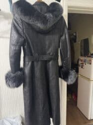 плащи от дождя: Длинное женское пальто/плащ из натуральной кожи с меховой отделкой — 4