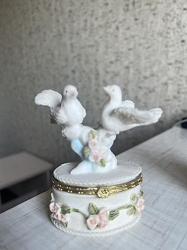 одноразовая посуда для торта: Шкатулки новые керамика по 500 сом Фигурка влюбленные керамика 200 с — 3