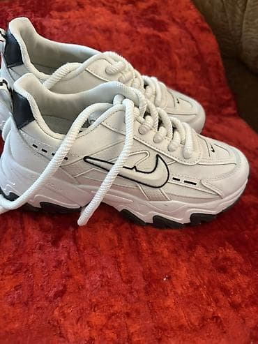 nike tech flece: Кроссовки белого цвета с контрастной чёрной отделкой и логотипами. - — 2
