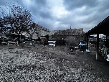 6 соток: Продаётся земельный участок с двором и строением хозяйственного — 3