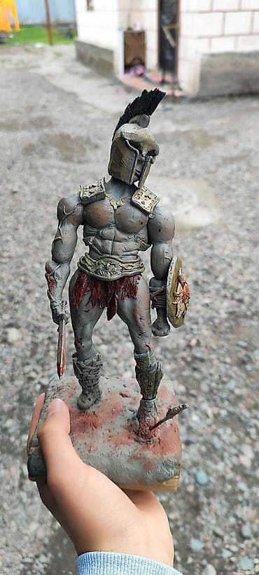 Искусство и коллекционирование: Ручная фигурка «Гладиатор» - Авторская скульптура на подставке: воин — 1