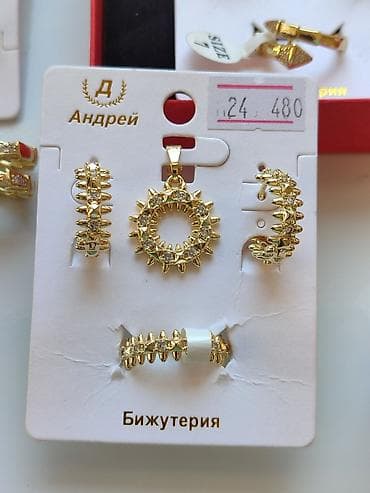 яркая бижутерия: Набор бижутерии в золотистом цвете. тел В комплект входят: - — 6