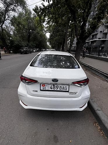 e2 byd: Toyota Corolla: 2019 г., 1.8 л, Вариатор, Гибрид, Седан — 4
