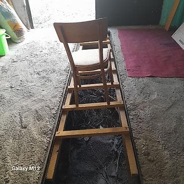 Продам деревянную лестницу и Советский стулсостояниена фотографии
