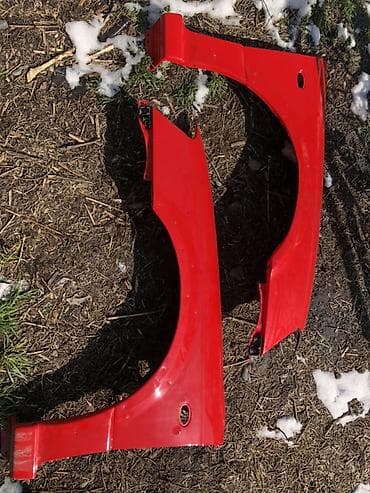 Радиатор торлору: Пара передних крыльев автомобиля, окрашенных в ярко‑красный, Субару б4 — 1