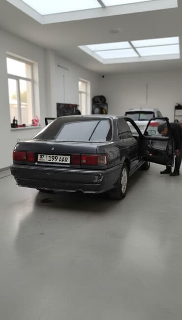 Toyota Carina: 1989 г., 2 л, Механика, Бензин, Седан