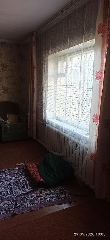 с отдельным входом: Дом с участком и отдельным въездом через высокие металлические ворота — 9