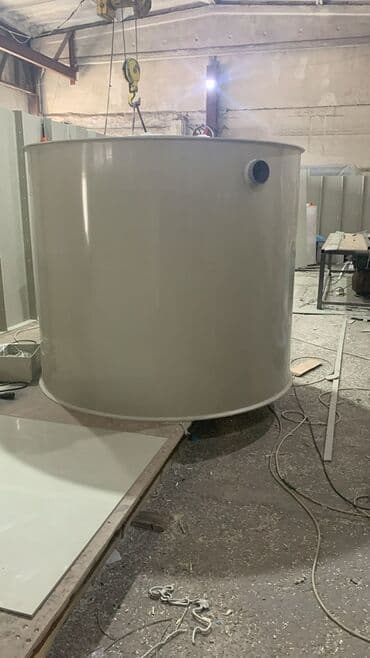 Промышленный жироуловитель представляет собой разделенную