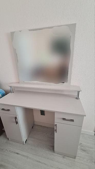 Б/умакияжный столик с большим зеркалом пользовались пол года состояние