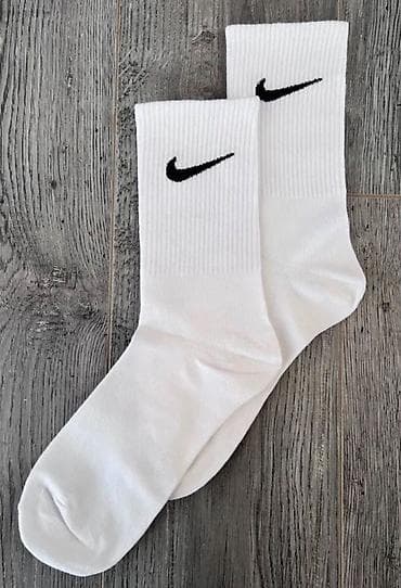 Белые спортивные носки Nike (классические crew, средней длины). -
