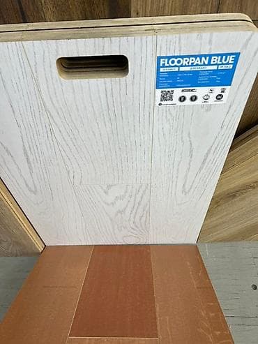ламинат магазин: Образец ламината Floorpan Blue с древесной текстурой. Светлый оттенок — 1