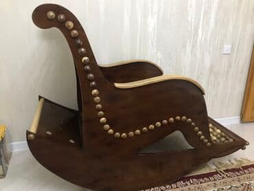 Креслокачалка .Из натурального дерево и орехового дерева.Ручная