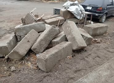 Бетонные блоки/куски бетона разного размера. Описание: - Материал