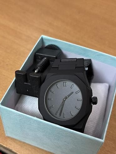 Перчатки, варежки: Минималистичные наручные часы в матово‑чёрном исполнении - Корпус — 2