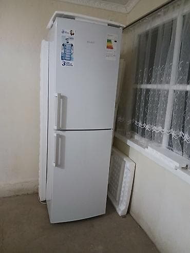 Техника и электроника: Белый двухкамерный холодильник Beko с морозильной камерой снизу — 1