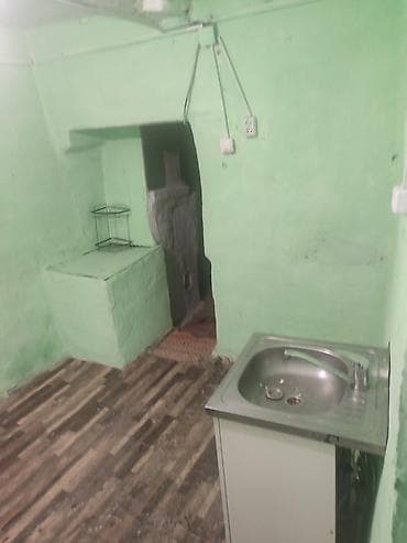 квартира на цокольном этаже: Двухкомнатная помещение с кухонной зоной Описание: - Планировка — 4