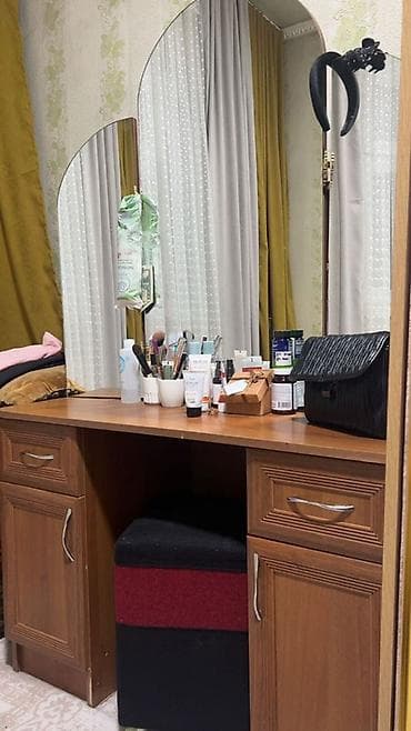 Туалетный столик, Б/у, С зеркалом, цвет - Коричневый, ЛДСП
