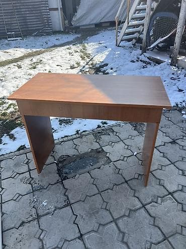 Столы для зала: Письменный/компьютерный стол из ЛДСП в классическом деревяном тоне — 1