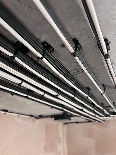 Профессиональный монтаж скрытой электропроводки под потолком -