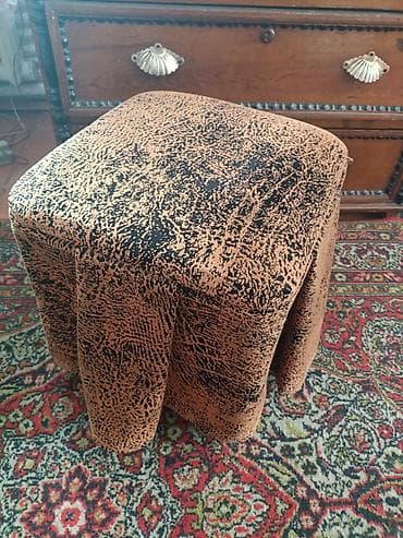 стол с пуфиками: Пуф на колесиках с мягким сиденьем - Компактный квадратный пуф на — 1