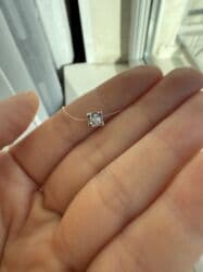 Киреге берилүүчү кийимдер: Колье с бриллиантом на леске от ювелирного дома Delta ( Россия) золото — 7