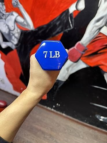 Гантели: Гантель виниловая шестигранная, синяя. Характеристики: - Вес: 7 lb — 2