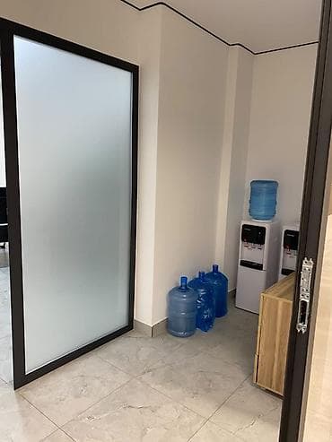 за стенкой: Аренда офисов, 60 м², В бизнес центре, 1 линия, С отдельным сан узлом — 4