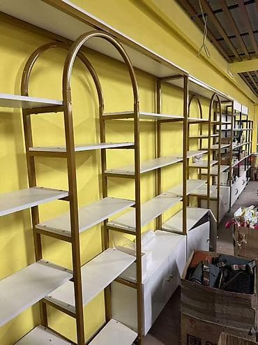 Торговое оборудование для магазина: металлические стеллажи и островные