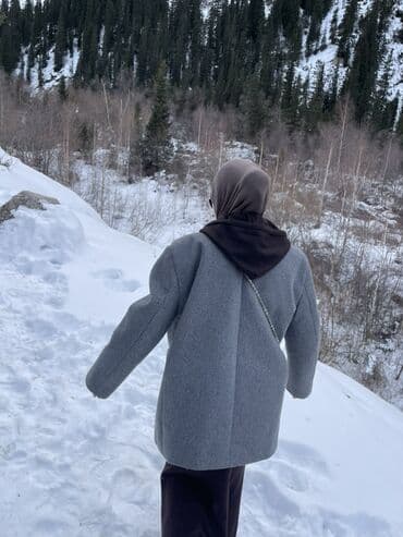 Женское укороченное пальто-жакет серого цвета - - Материал: плотная