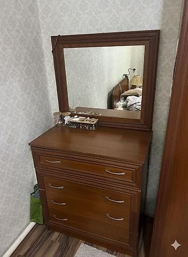 Эмерек гарнитурлары: Спальный гарнитур в классическом стиле, цвет — тёплый орех. Состав — 2