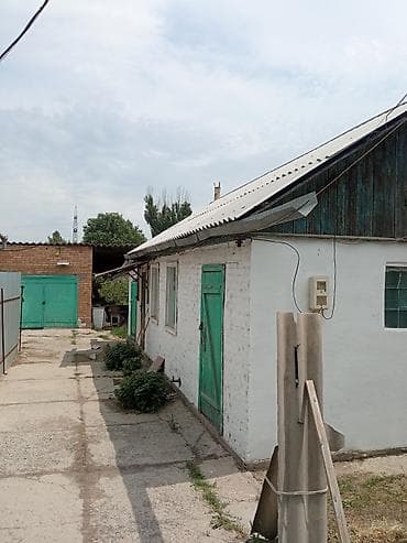 Гаражи: Продаётся дом с хозяйственными постройками. - Кирпичный одноэтажный — 2