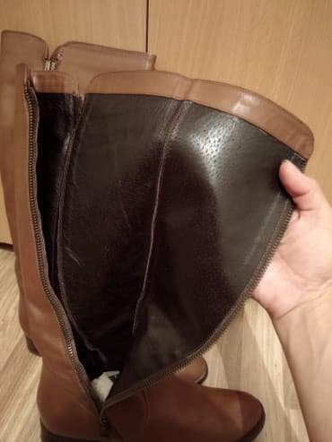 женская модельная обувь больших размеров: Продаю демисезонные сапоги 38 размер, коричневые, с высоким голенищем — 8