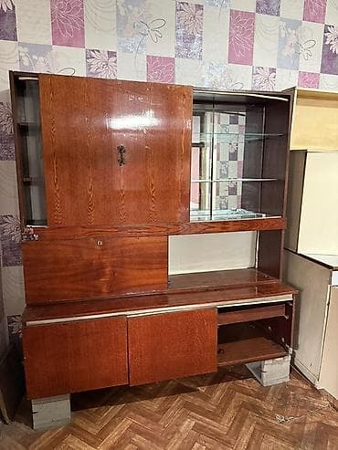сервант стенку: Старинная секция/горка из массива и шпона (вероятно, дуб/орех) в стиле — 1