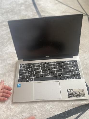 j 3: Acer Chromebook — тонкий серебристый ноутбук с экраном около 14–15" — 2