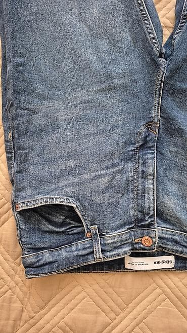 Джинсы, Клеш, Bershka, Средняя талия, L at lalafo.kg Джинсы, Клеш, Bershka, Средняя талия, L