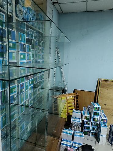 Срочно Стеклянная витрина-витраж для магазина в количестве 3 шт