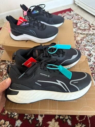 рабочий обув: Черные кроссовки с белой подошвой, предназначенные для активного — 3