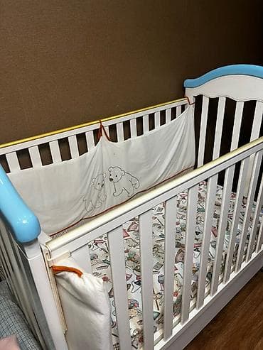 Вешалки: Детская кроватка-манеж с комплектом текстиля. Особенности: - — 3