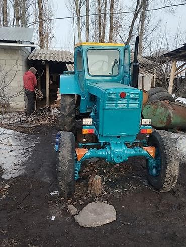 германский пресс подборщик: Трактор колесный, кабина закрытого типа, окрас бирюзовый. Особенности — 9