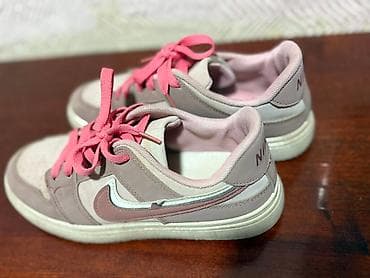 Кроссовки для повседневной носки, выполненные в сочетании серого и