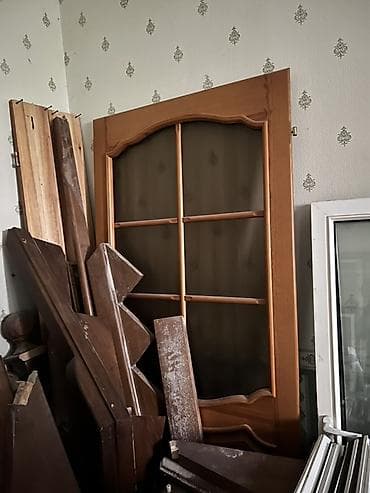 Деревянная межкомнатная дверь со стеклянными вставками и есть без