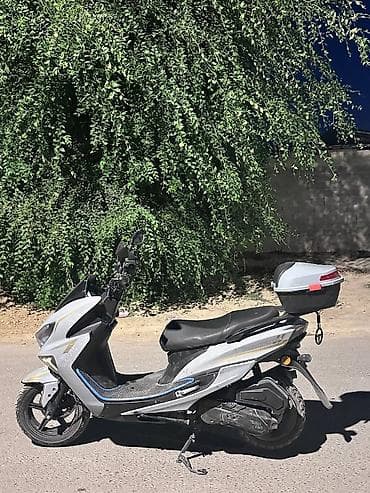 скутер матор: Скутер Benelli 250 (надпись на боковой панели). Городской макси-скутер — 7